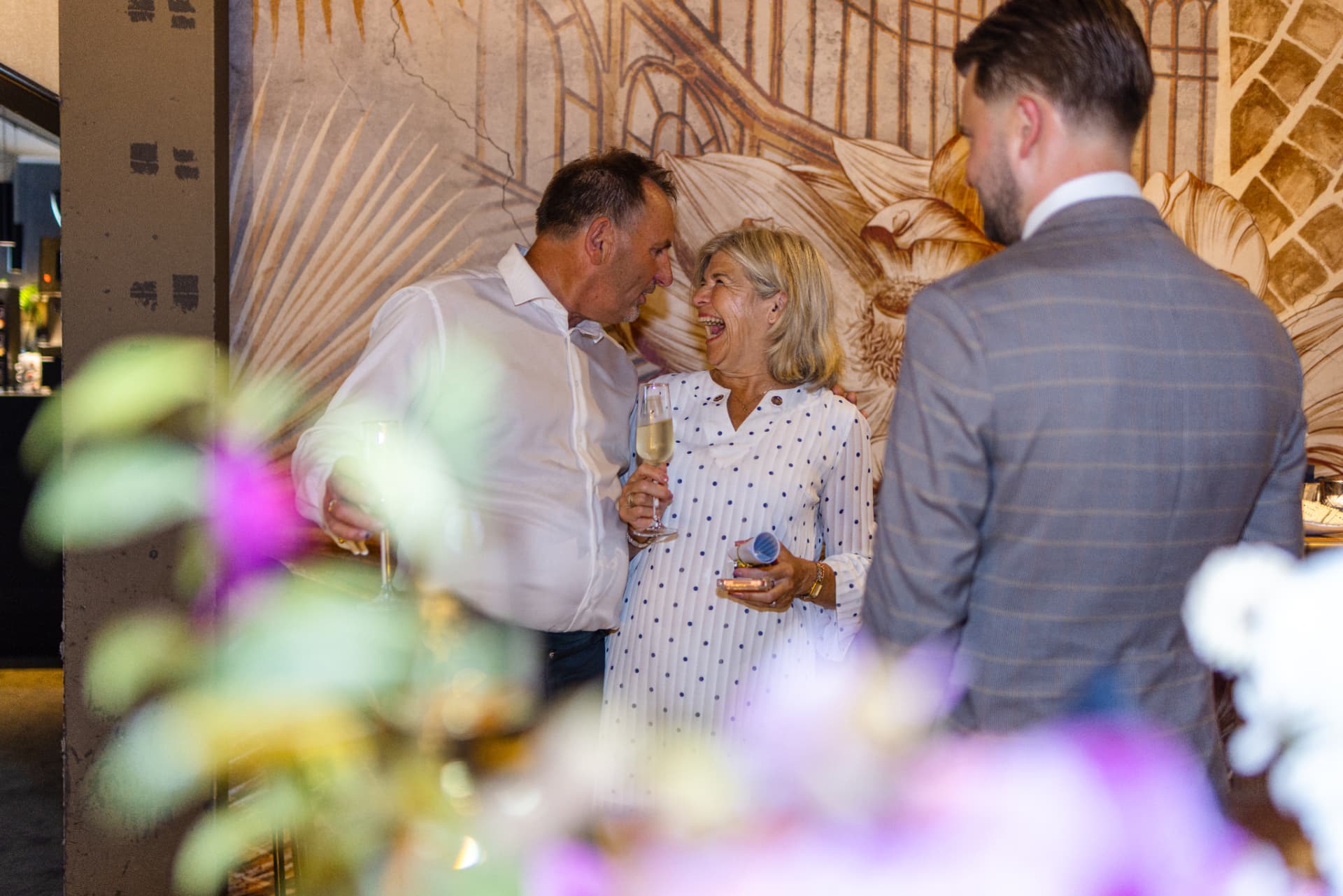 Esther proost met gasten na een ceremonie
