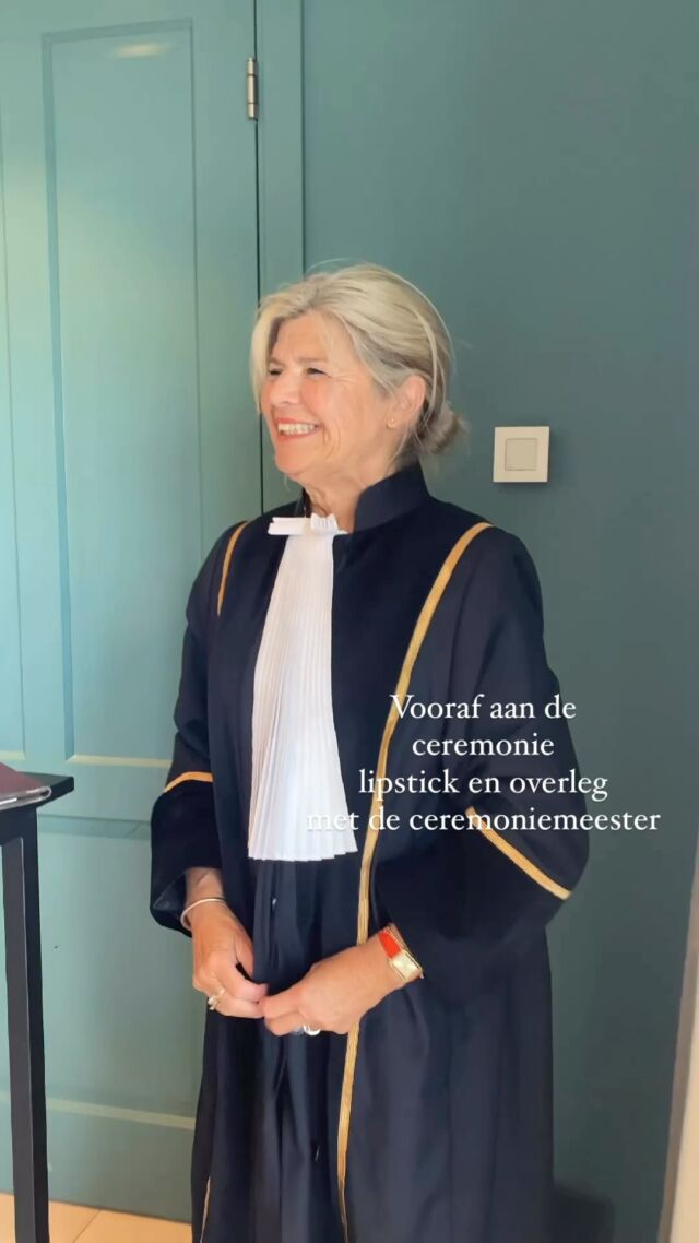 Vooraf overleg ik alle details met de ceremoniemeester, zodat alles verloopt zoals afgesproken in het persoonlijk gesprek met het bruidspaar. Ook eventuele bijzonderheden worden afgestemd en is iedereen aanwezig? Doet de muziek het, zijn de ringen er? Dan kunnen we beginnen 🎉 zin in! Ja elke ceremonie is uniek! Ik doe dit werk al heel veel jaren met heel veel plezier en passie! Iedere keer weer verheug ik me erop om er weer een feest van te maken! Een ceremonie met humor, interactie, oog voor details en een mooi persoonlijk verhaal met ruimte voor eigen inbreng zoals het uitspreken van geloftes aan elkaar, een persoonlijk woord van de getuigen etc. Wil je dit ook stuur me dan een bericht! #trouwen #trouwbelofte #feestjes #vierdeliefde #oogvoordetails #trouwambtenaar #babs #trouwenmetpassie #huwelijksceremonie #trouwringen #trouwgeloften #trouwgelofteschrijven #interactie