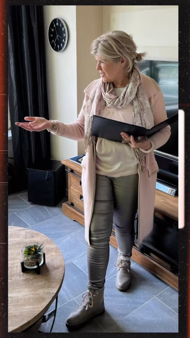 Je kunt tegenwoordig ook thuis trouwen. Ik kom dan naar je toe en houd in je eigen vertrouwde omgeving een persoonlijke speech. #trouwceremonie #deliefdevieren #thuistrouwen #persoonlijkeceremonie #persoonlijkeceremomiespreker #vierdeliefde